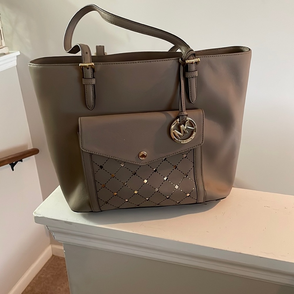 Michael Michael Kors Jet Set Multifunction Pocket tote bag in taupe